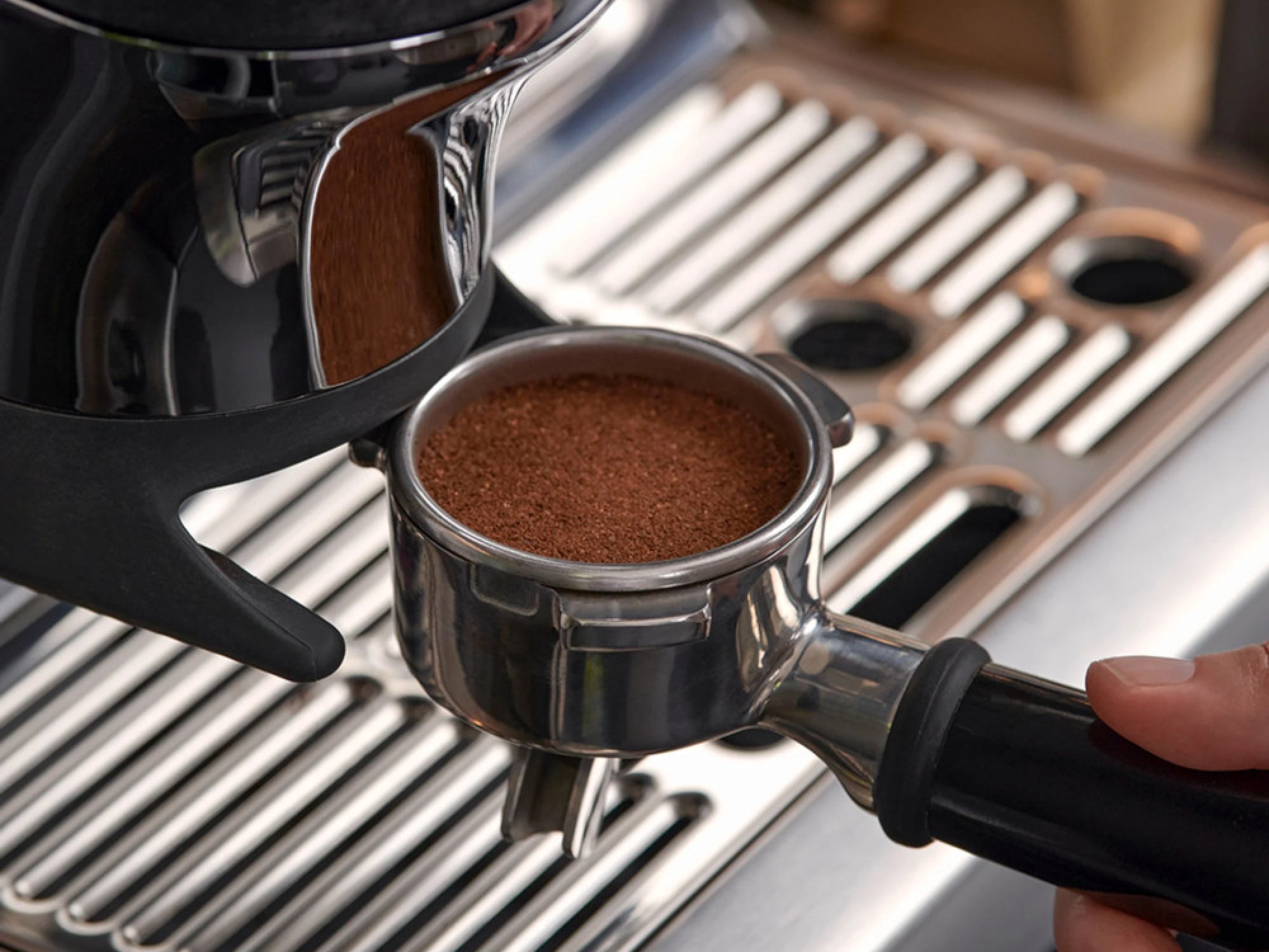 Close Up shot van onze Espresso Machine met stoom en koffie | Roam & Roast Coffee